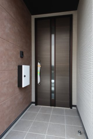 《仲介手数料無料》緑区原山４丁目142-3(全1戸)新築一戸建てリガーレの玄関|撮影日 2025年6月9日 9:20 晴れ