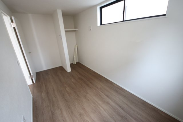 《仲介手数料無料》緑区原山４丁目142-3(全1戸)新築一戸建てリガーレの洋室|撮影日 2025年6月9日 9:20 晴れ