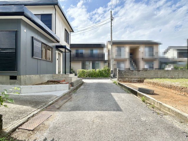 高知市若草町　中古戸建ての前面道路含む現地写真