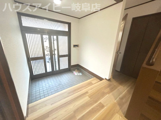 【玄関】 | 瑞穂市牛牧！庭付き5LDK！水回りすべて新品交換！敷地ゆったり70坪以上！ | 瑞穂市牛牧！庭付き5LDK！水回りすべて新品交換！敷地ゆったり70坪以上！