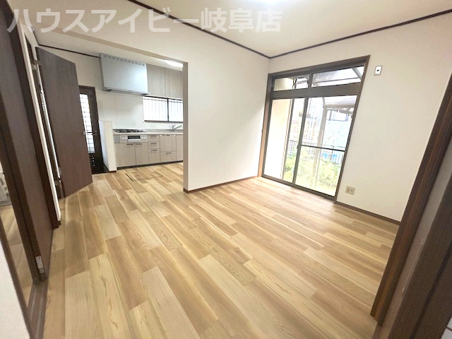 瑞穂市牛牧！庭付き5LDK！水回りすべて新品交換！敷地ゆったり70坪以上！の居間・リビング|瑞穂市牛牧！庭付き5LDK！水回りすべて新品交換！敷地ゆったり70坪以上！