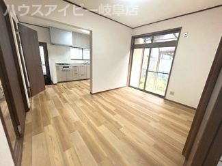 【居間・リビング】 | 瑞穂市牛牧！庭付き5LDK！水回りすべて新品交換！敷地ゆったり70坪以上！ | 瑞穂市牛牧！庭付き5LDK！水回りすべて新品交換！敷地ゆったり70坪以上！