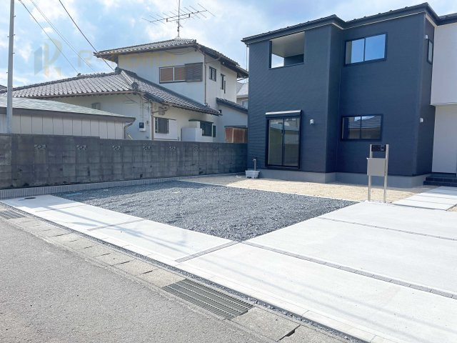 ひたちなか市市毛第7　新築戸建て　1号棟の駐車場|カースペースは3台完備。ゲスト用のスペースも確保できますね♪