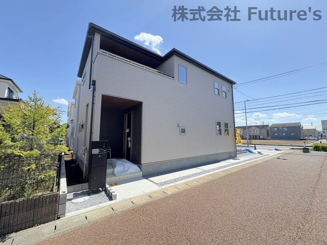 吉川市美南1丁目　新築戸建　全3棟　1号棟の外観|角地に位置した開放的な邸宅です