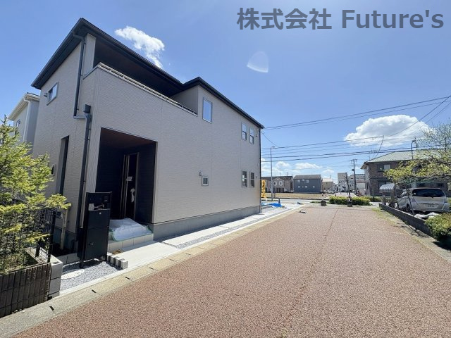 吉川市美南1丁目　新築戸建　全3棟　1号棟の前面道路含む現地写真|緑道（公園扱い）に面しているので小さいお子様の飛び出しも安心です