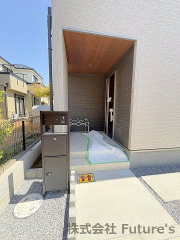 吉川市美南1丁目　新築戸建　全3棟　1号棟のエントランス|不在時に便利な宅配ボックス完備