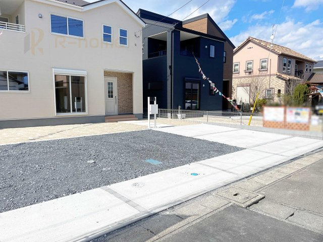 ひたちなか市市毛第7　新築戸建て　2号棟の駐車場|カースペースは3台完備。ゲスト用のスペースも確保できますね♪