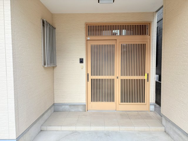 売中古戸建　中央区大蒲町のエントランス|落ち着きのある玄関です。