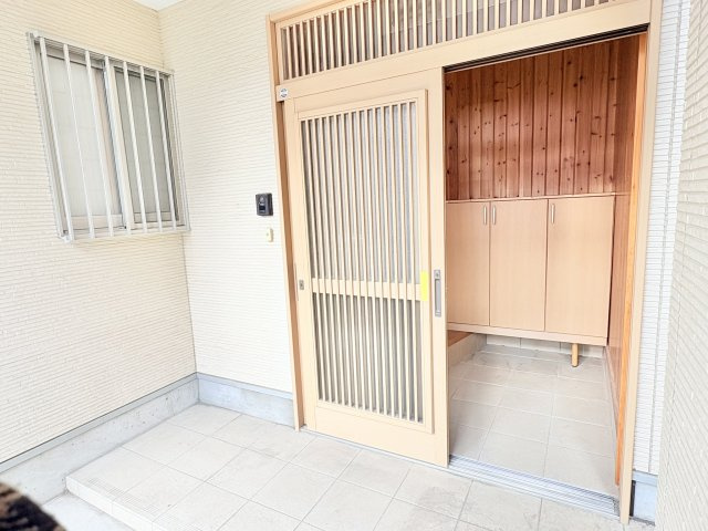 売中古戸建　中央区大蒲町のエントランス|ドアは通風ドアになっており、玄関からの風通しも良好です。
