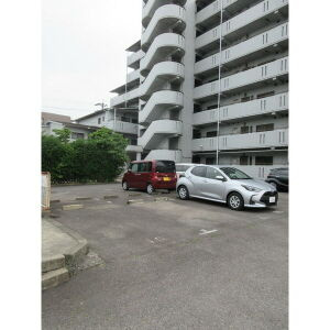 リアライズ若鶴の駐車場