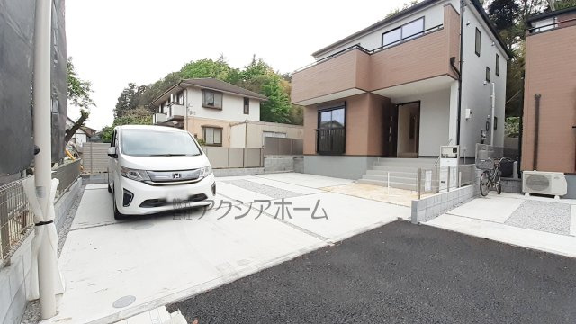 狭山市堀兼・全5棟　新築一戸建　4号棟　～充実の設備・仕様～の駐車場|並列3台駐車可能