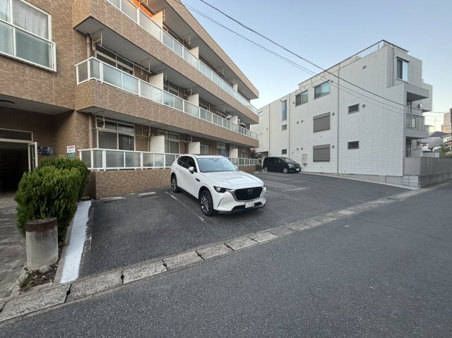 明原サンハイツの駐車場