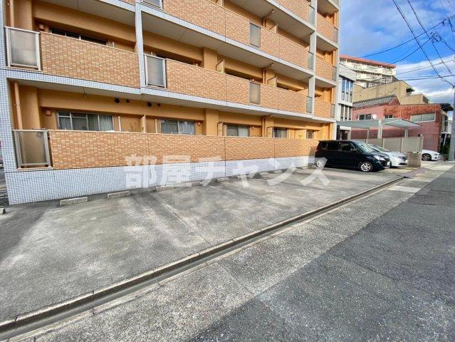 カサグランデ新栄の駐車場