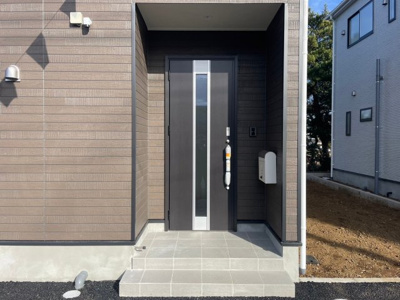 【エントランス】 | 富里市七栄第３０-4号棟 | ４ＬＤＫ　最短即日見学も可能です。お気軽にお問合せ下さい！  