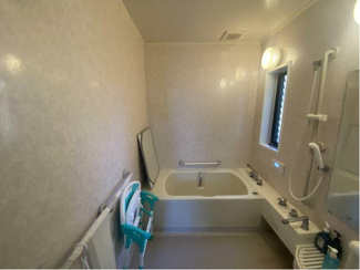 【浴室】 | 甲府市宮前町 中古戸建 南東角地 キッチン2箇所付の7LDK | 追炊き機能付の一坪バス　洗い場のスペースにゆとりがあります。