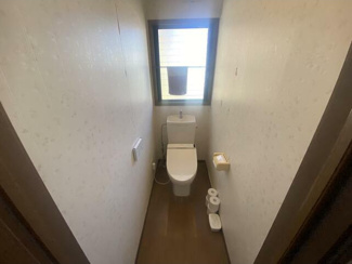 【トイレ】 | 甲府市宮前町 中古戸建 南東角地 キッチン2箇所付の7LDK | 2階トイレ　温水洗浄便座付　トイレ2箇所