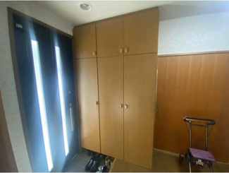 【玄関】 | 甲府市宮前町 中古戸建 南東角地 キッチン2箇所付の7LDK | 大きなシューズボックス付きの玄関　玄関ホールのスペースもちゃんとあります。