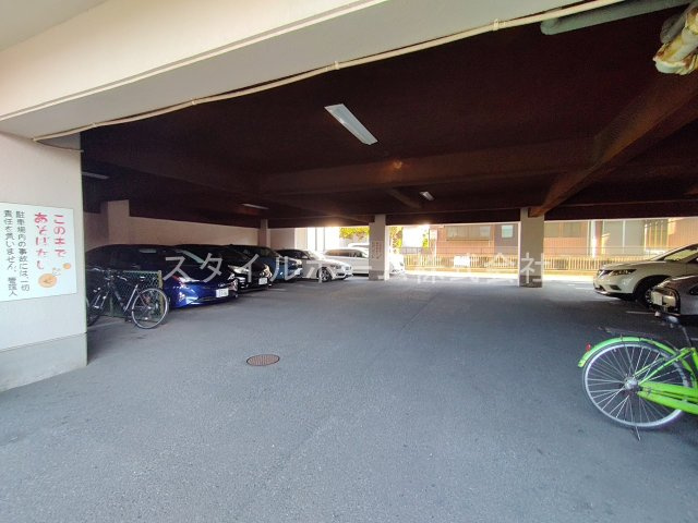 フィオーレ草間の駐車場