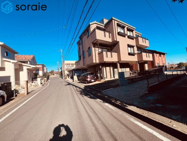 狭山市北入曽　中古未入居住宅　の前面道路含む現地写真
