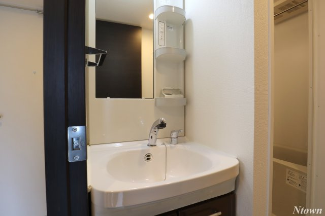 【独立洗面台】 | エステムコート名古屋泉プラチナムゲート | 独立洗面台、小物を置くことができて便利です