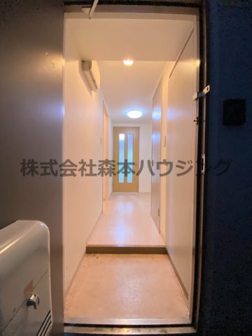 【内装】 | 　ウェルネス三界 | 明るい色調の室内です