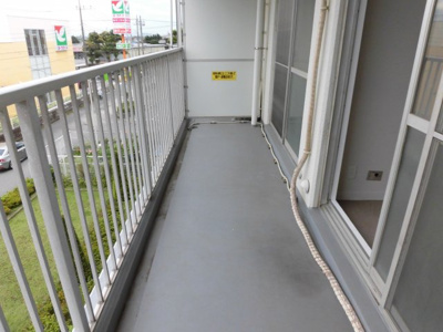 【バルコニー】 | 六高台サンハイツ B棟 | バルコニーからの眺めを楽しみながら食事をしませんか