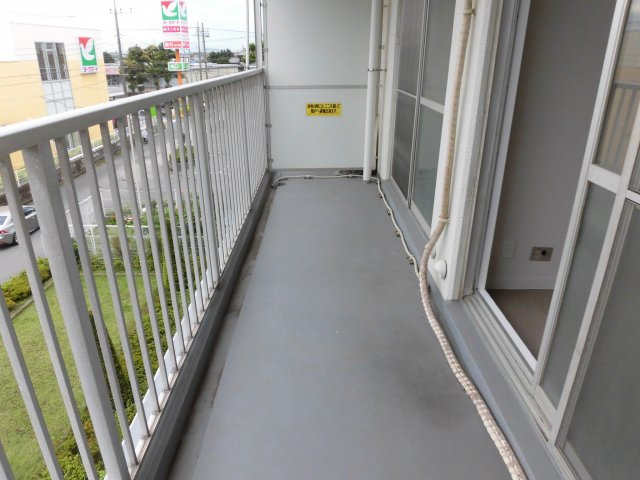 【バルコニー】 | 六高台サンハイツ B棟 | バルコニーからの眺めを楽しみながら食事をしませんか