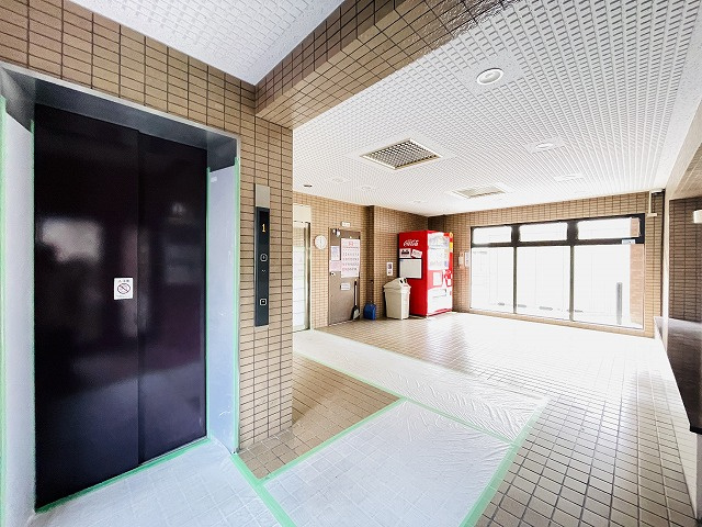 【ロビー】 | 三愛シティライフ箱崎12 | 共用部分は清潔に保たれており、利便性も兼ね備えています