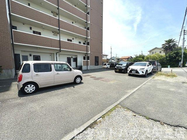 ルミナス原の駐車場|駐車場があるので、車を買う予定の方も安心です