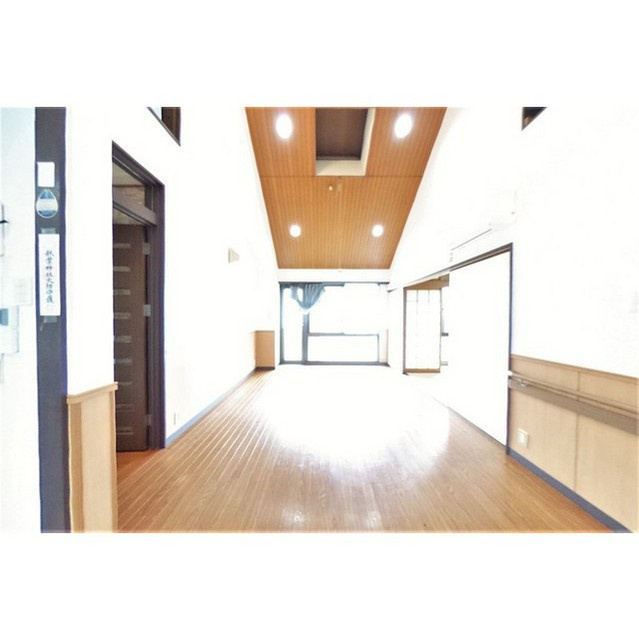 ＦＲＯＭ　ＥＡＳＴの居間・リビング