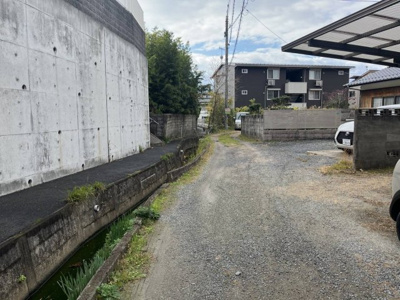 【前面道路含む現地写真】 | 宇部市西小串吉原土地 | 土地の近隣は住宅が立ち並び静かな地域です。