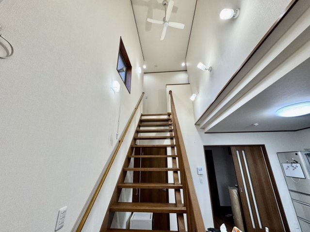 阪南市自然田　中古戸建の内装|ストリップ階段が素敵です
