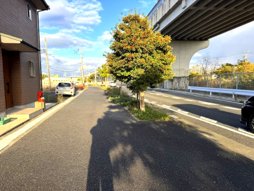 阪南市自然田　中古戸建の前面道路含む現地写真|前面道路幅約15ｍ