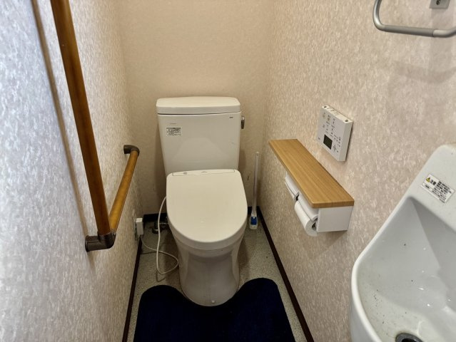 阪南市自然田中古戸建のトイレ|手洗い付き