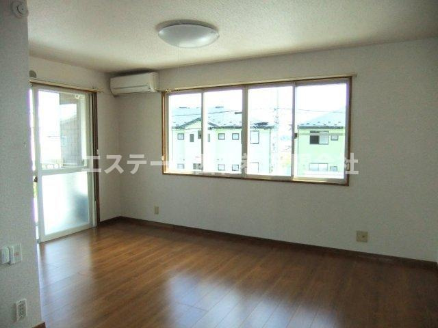 コーポネメアⅡの居間・リビング|横に広いリビングで窓も大きいので開放的で、日当たりも良いです。照明器具は残置物になります。