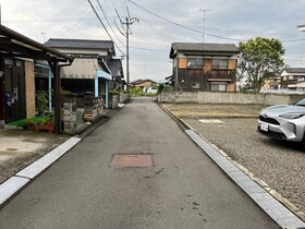 売土地の前面道路含む現地写真