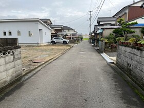 売土地の前面道路含む現地写真