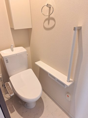 （シニア限定）ヘーベルヴィレッジ川口のトイレ|手摺付き・緊急通報ボタン付き・洗浄暖房便座付きのトイレ