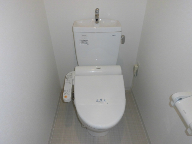 大阪市中央区松屋町住吉の賃貸マンションのトイレ