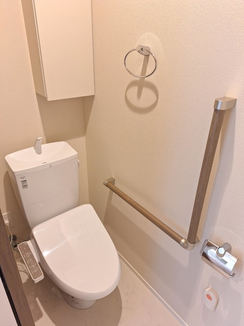 （シニア限定）クレサングリュのトイレ|手すり付きでつまづき防止/便座/ウォシュレット付き