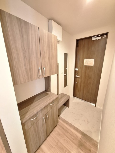 （シニア限定）クレサングリュの玄関|手すりと椅子で立ち座りを補助/靴の履き替え時の転倒防止