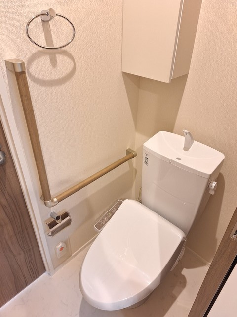 （シニア限定）クレサングリュのトイレ|手すり付きでつまづき防止/便座/ウォシュレット付き