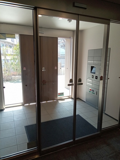 （シニア限定）たからまちVillageのエントランス|風除室を備えたオートロック