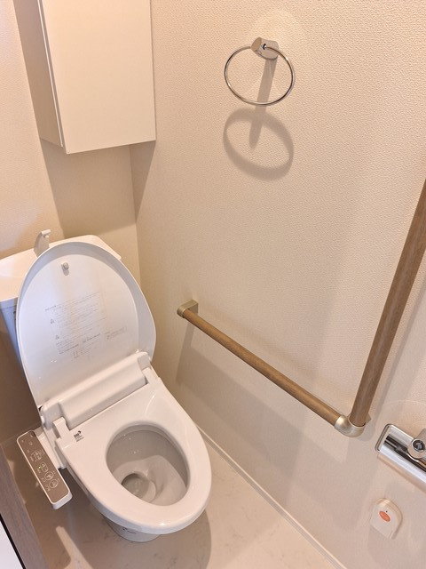 （シニア限定）クレサングリュのトイレ|手すり付きでつまづき防止/便座/ウォシュレット付き