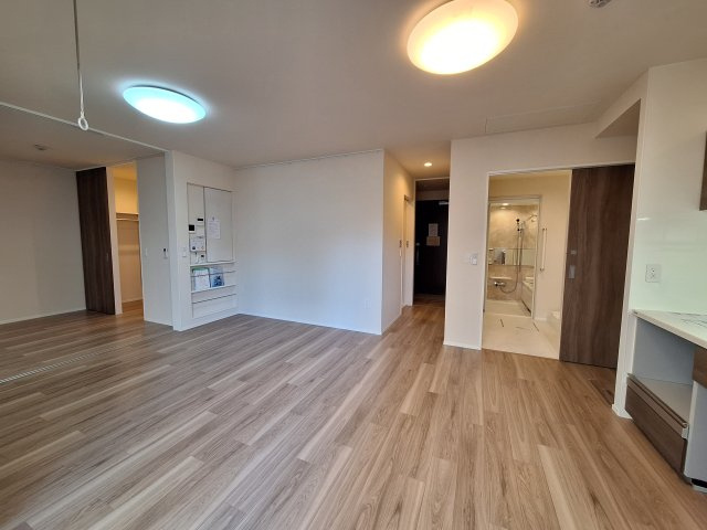 （シニア限定）サンサーラ根岸の居間・リビング|柱の少ない四隅をしっかり使えるお部屋です