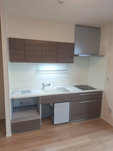 （シニア限定）サンサーラ根岸のキッチン|座りながら作業ができるキッチンです。IHで火災予防に配慮