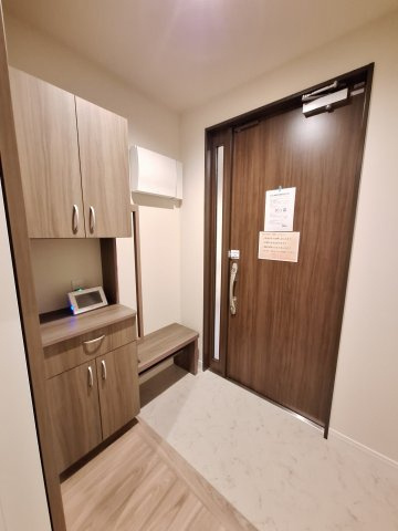 （シニア限定）サンサーラ根岸の玄関|手すりと椅子で立ち座りを補助/靴の履き替え時の転倒防止