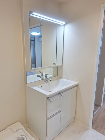 （シニア限定）サンサーラ根岸の洗面所|鏡面裏に収納あり