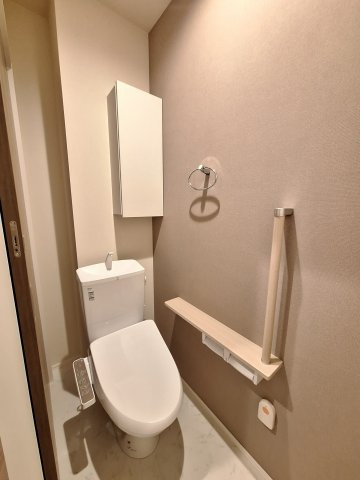 （シニア限定）サンサーラ根岸のトイレ|手すり付きでつまづき防止/温水洗浄便座