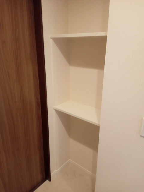 （シニア限定）ノーブル　レジデンスの収納|玄関横の荷物棚。鍵や携帯の置き場に便利。